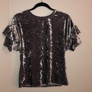 Velvet T-shirt. Ruffle sleeves